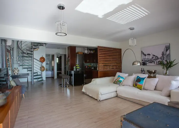 アパート Penthouse Duplex Overlooking The Mediterranean