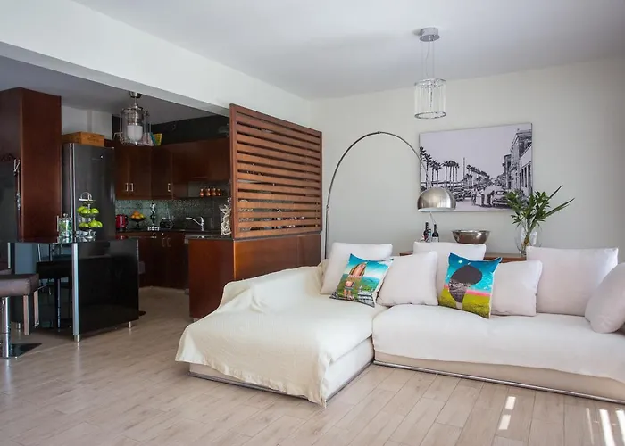 Penthouse Duplex Overlooking The Mediterranean ラルナカ