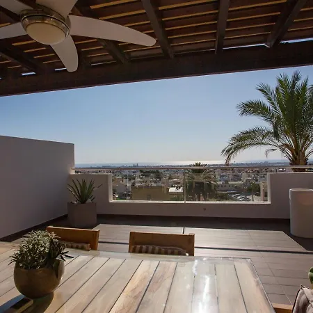 Penthouse Duplex Overlooking The Mediterranean לרנקה